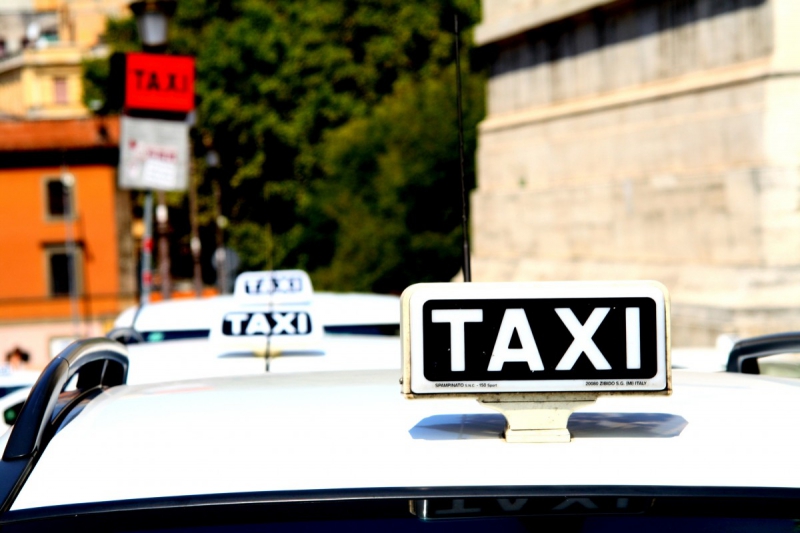 taxis-LE TIGNET-min_taxi_auto_rome_road_white-1051610